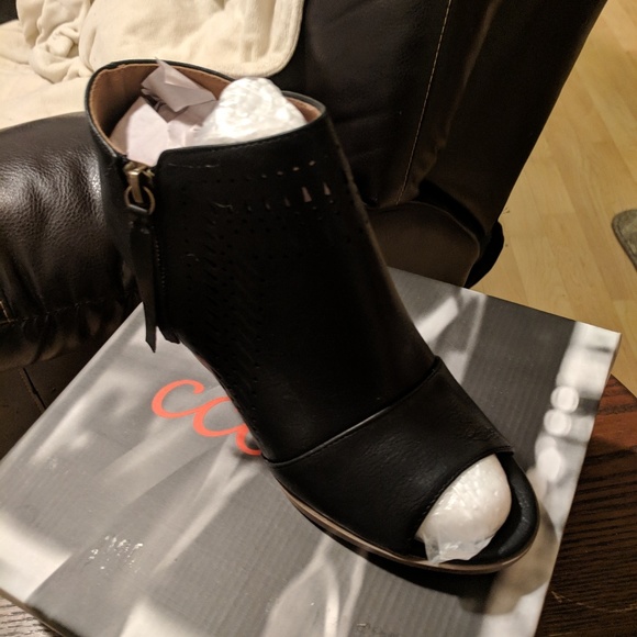 Black ankle booties size 8 - Picture 3 of 4